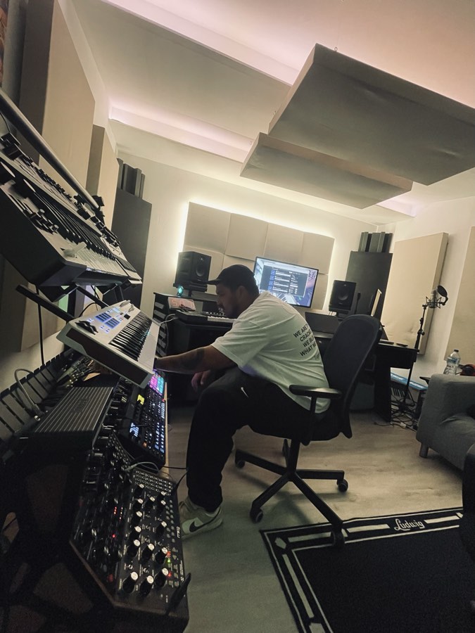 Jona Cerezo produciendo en su estudio de Barcelona, rodeado de sintetizadores