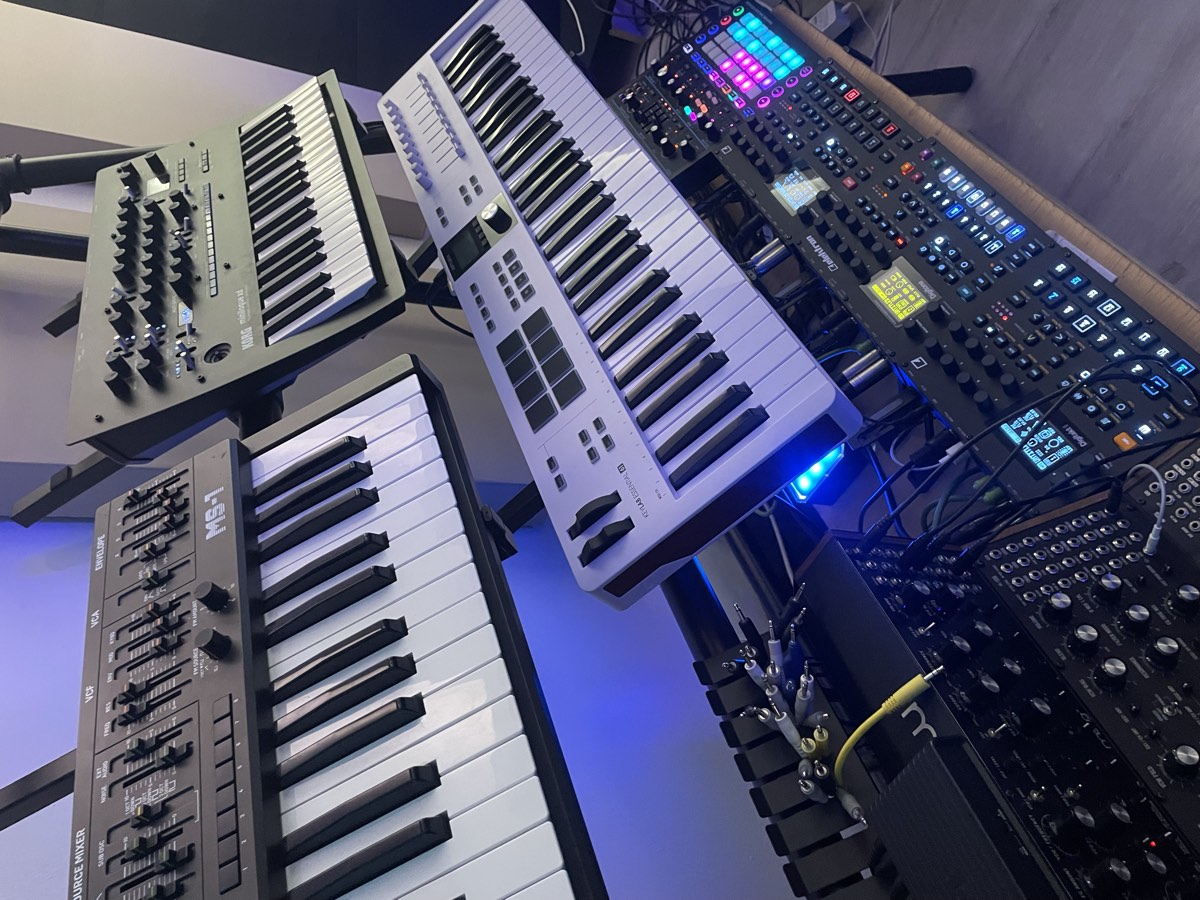 Rack de sintetizadores analógicos en el estudio de Jona Cerezo