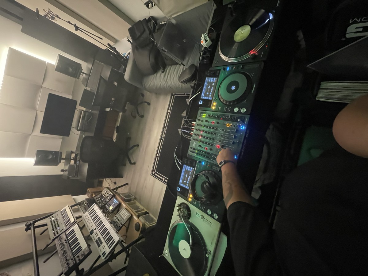 Cabina de DJ con Technics y CDJ vista desde arriba en el estudio de Jona Cerezo
