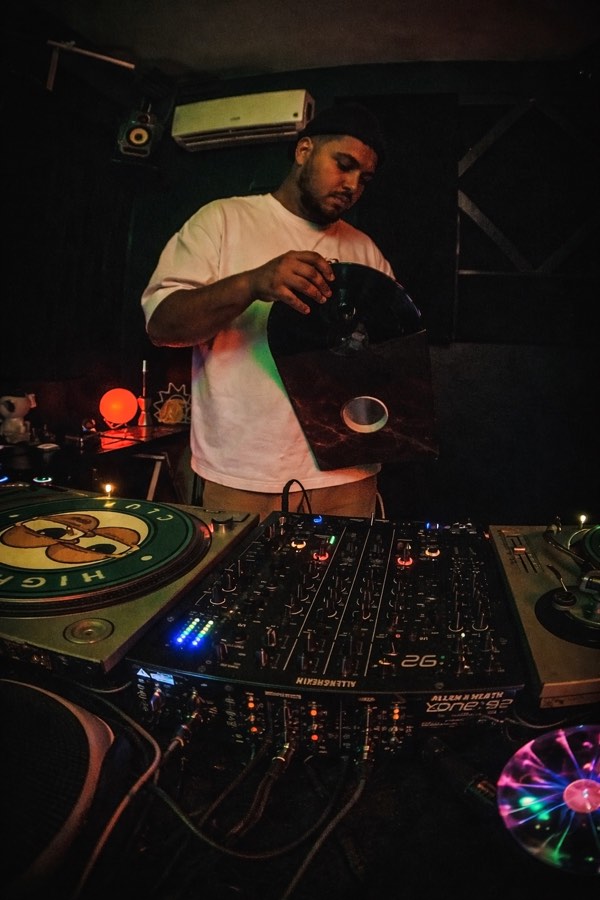 Jona Cerezo pinchando en directo con vinilos