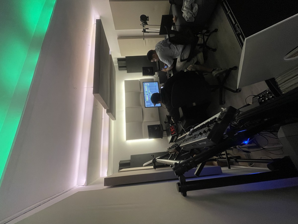 Ambiente del estudio de producción de Jona Cerezo con iluminación de neón