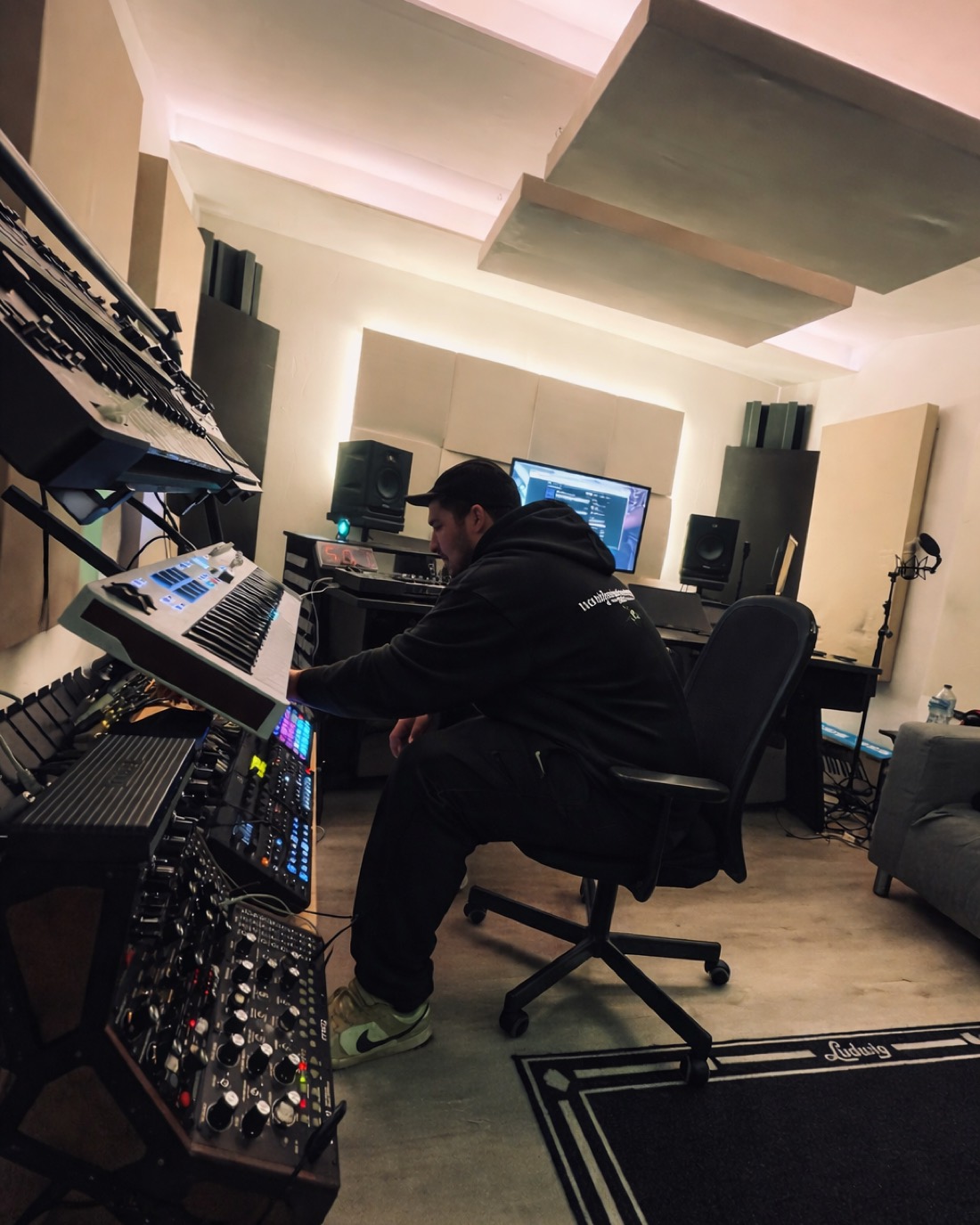 Jona Cerezo produciendo house, tech-house y minimal en su estudio de Barcelona